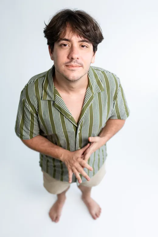 Leonel em estúdio, olhando para cima