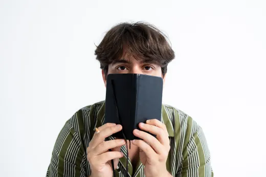 Leonel atrás do caderno de composições