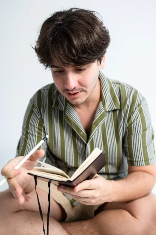 Leonel sentado, compondo em seu caderno