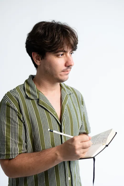 Leonel escrevendo em seu caderno de composições